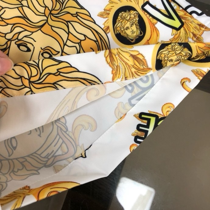 Quần short gió Versace VS Trắng họa tiết hoa văn chữ mặt logo Vàng to full Like Auth VTN