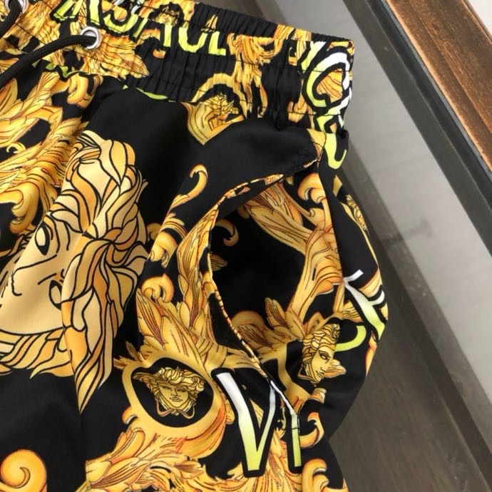 Quần short gió Versace VS Đen họa tiết hoa văn chữ mặt logo Vàng to full Like Auth VTN