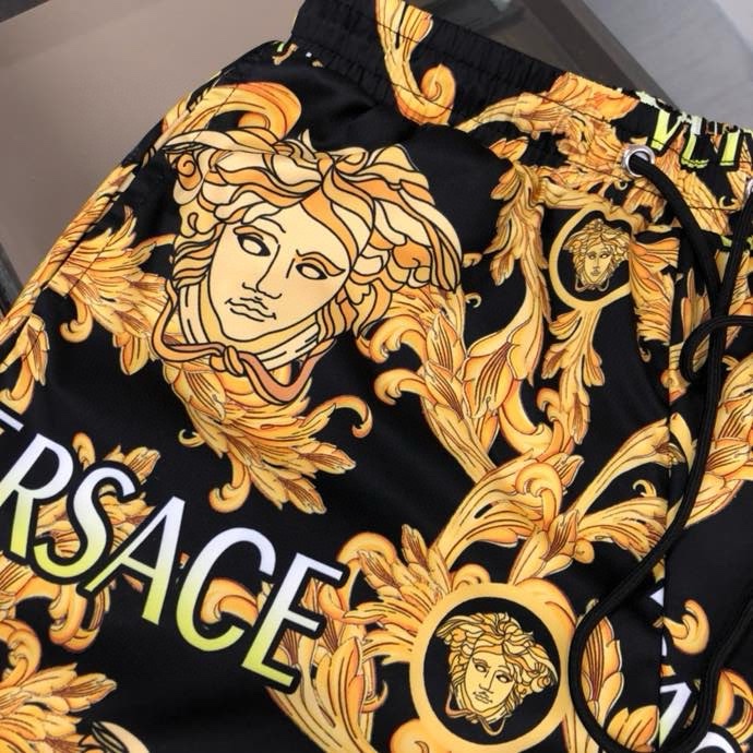 Quần short gió Versace VS Đen họa tiết hoa văn chữ mặt logo Vàng to full Like Auth VTN