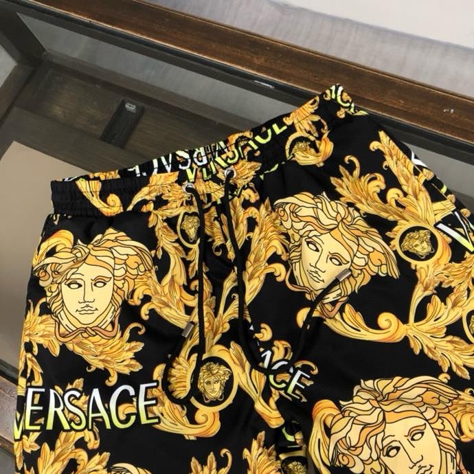 Quần short gió Versace VS Đen họa tiết hoa văn chữ mặt logo Vàng to full Like Auth VTN
