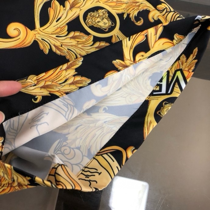 Quần short gió Versace VS Đen họa tiết hoa văn chữ mặt logo Vàng to full Like Auth VTN