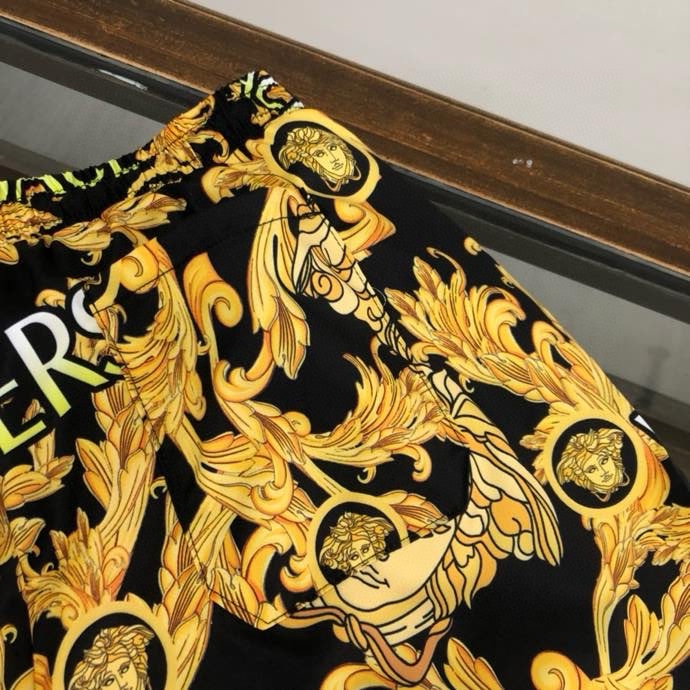 Quần short gió Versace VS Đen họa tiết hoa văn chữ mặt logo Vàng to full Like Auth VTN