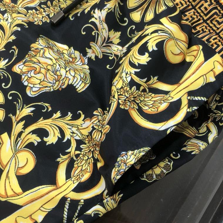 Quần short gió Versace VS Đen họa tiết hoa văn chữ mặt logo Vàng nhỏ full Like Auth VTN