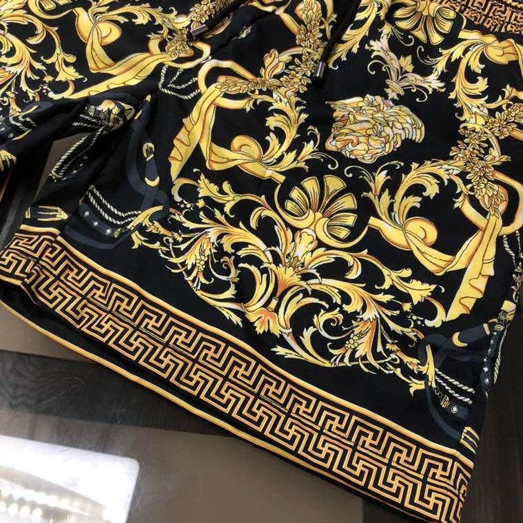 Quần short gió Versace VS Đen họa tiết hoa văn chữ mặt logo Vàng nhỏ full Like Auth VTN
