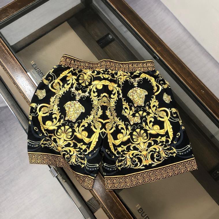 Quần short gió Versace VS Đen họa tiết hoa văn chữ mặt logo Vàng nhỏ full Like Auth VTN