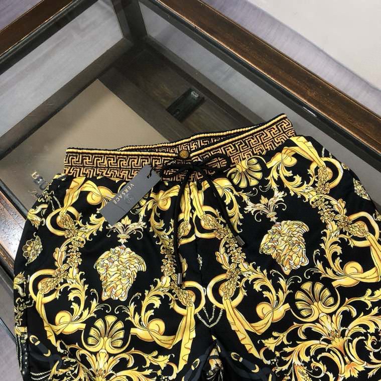 Quần short gió Versace VS Đen họa tiết hoa văn chữ mặt logo Vàng nhỏ full Like Auth VTN