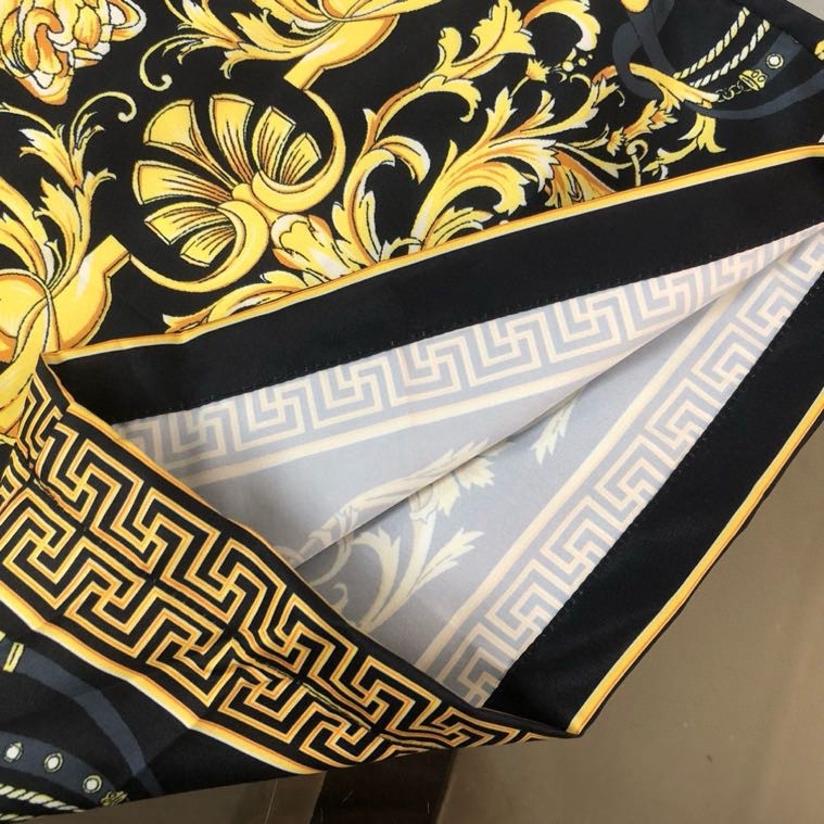Quần short gió Versace VS Đen họa tiết hoa văn chữ mặt logo Vàng nhỏ full Like Auth VTN