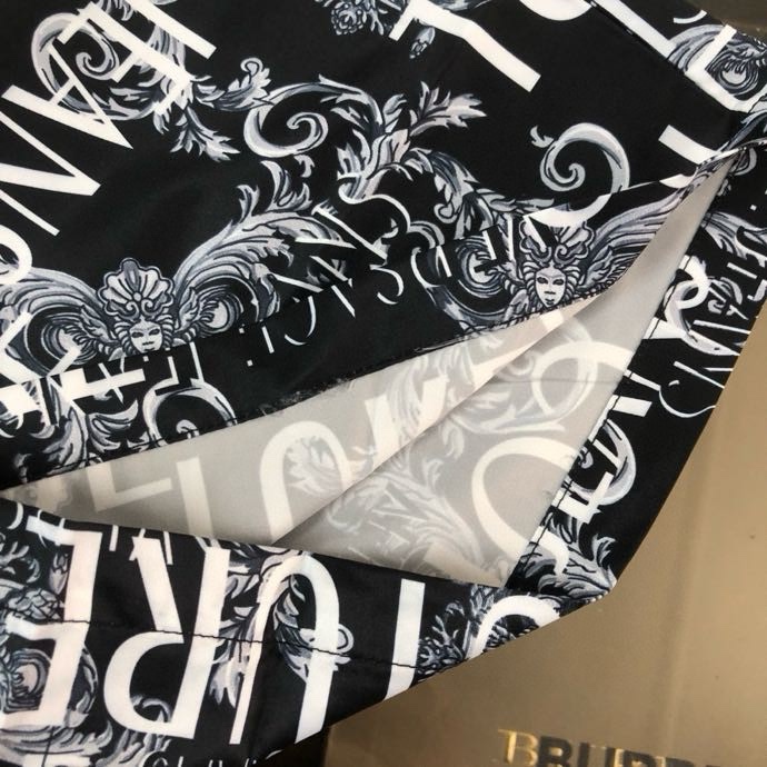 Quần short gió Versace VS Đen họa tiết hoa văn chữ Trắng loang full Like Auth VTN