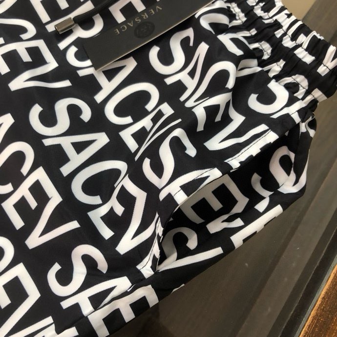 Quần short gió Versace VS Đen họa tiết chữ logo Trắng full Like Auth VTN