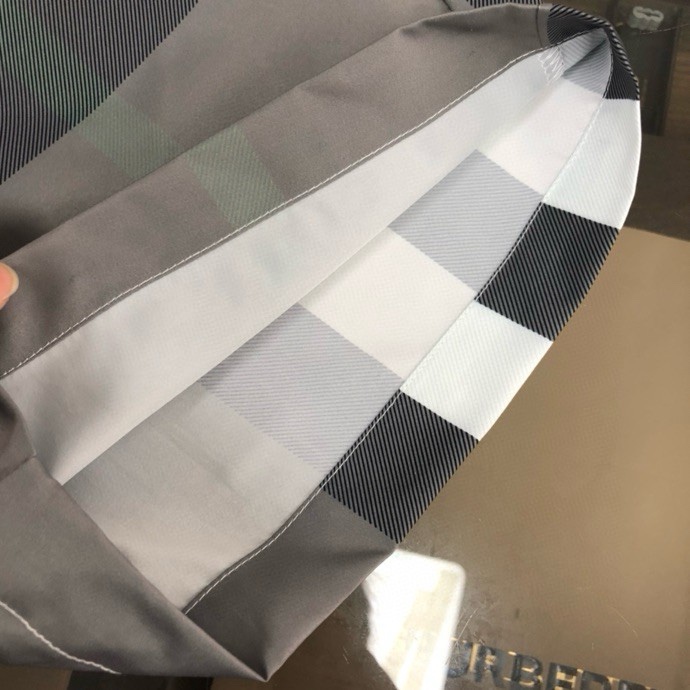 Quần short gió Burberry BBR Xanh rêu kẻ sọc Xám to Like Auth VTN