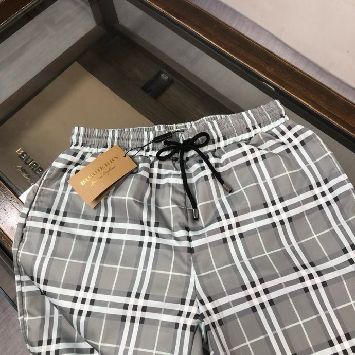 Quần short gió Burberry BBR Xám nhạt kẻ sọc nhỏ Like Auth VTN