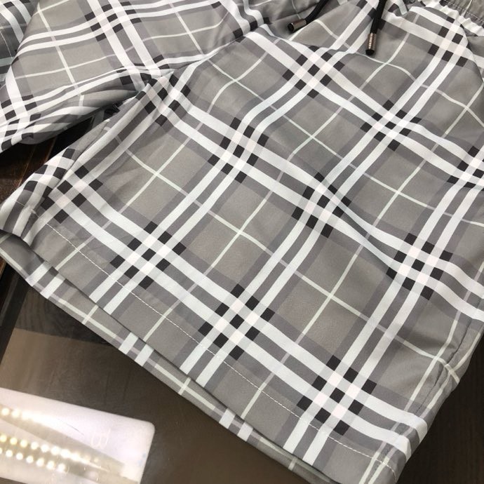 Quần short gió Burberry BBR Xám nhạt kẻ sọc nhỏ Like Auth VTN