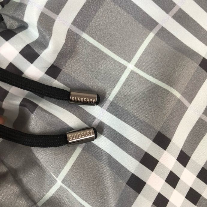 Quần short gió Burberry BBR Xám nhạt kẻ sọc nhỏ Like Auth VTN