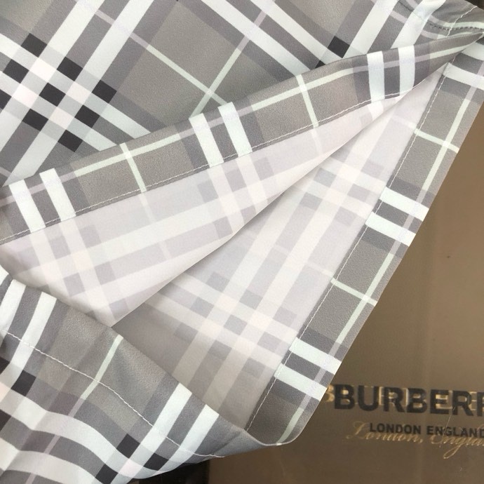 Quần short gió Burberry BBR Xám nhạt kẻ sọc nhỏ Like Auth VTN