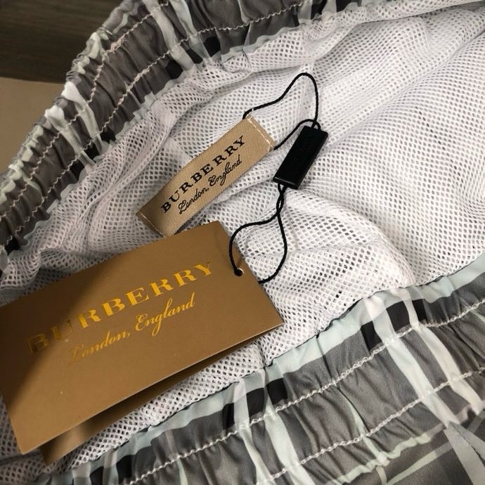 Quần short gió Burberry BBR Xám nhạt kẻ sọc nhỏ Like Auth VTN