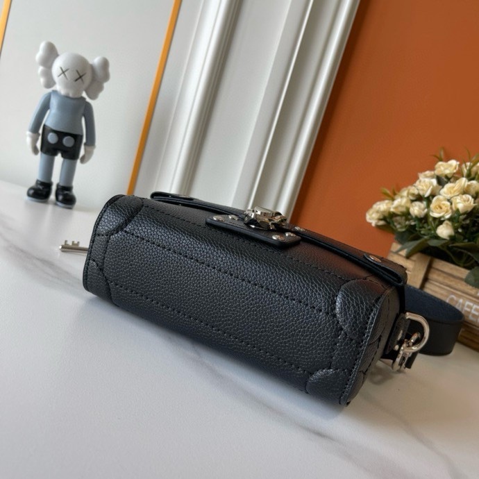 Túi vuông đeo chéo, cầm tay Louis Vuitton LV Đen trơn phối khóa kim loại Like Auth fullbox VTN