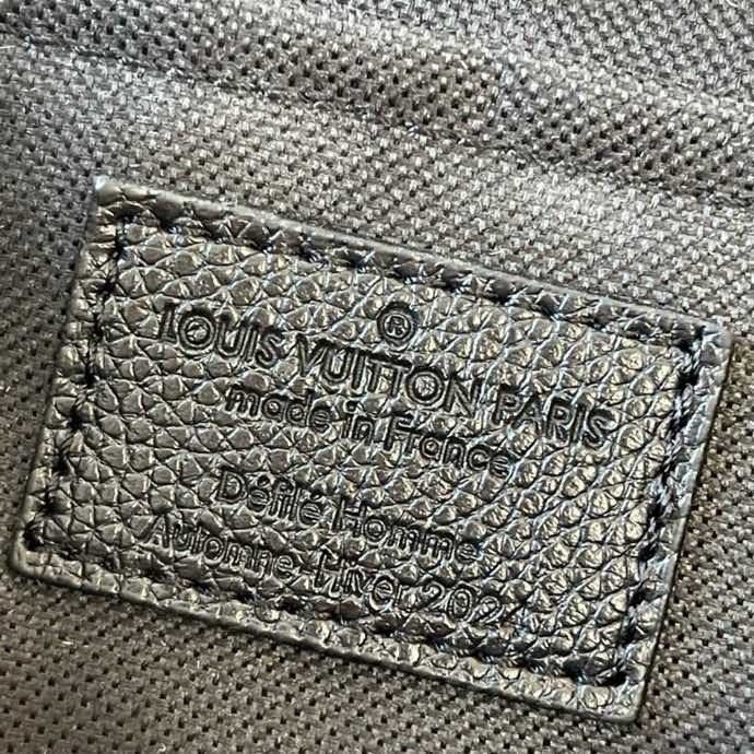 Túi vuông đeo chéo, cầm tay Louis Vuitton LV Đen trơn phối khóa kim loại Like Auth fullbox VTN