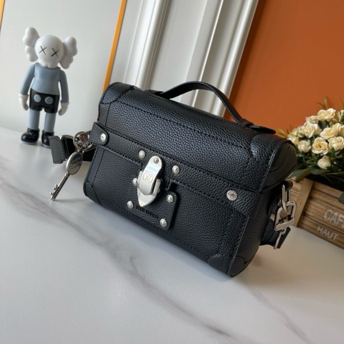 Túi vuông đeo chéo, cầm tay Louis Vuitton LV Đen trơn phối khóa kim loại Like Auth fullbox VTN