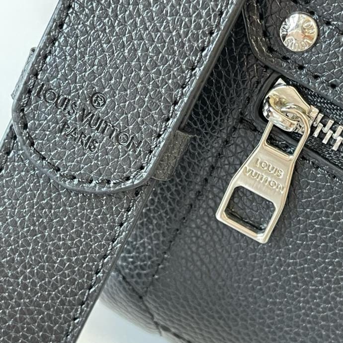 Túi vuông đeo chéo, cầm tay Louis Vuitton LV Đen trơn phối khóa kim loại Like Auth fullbox VTN