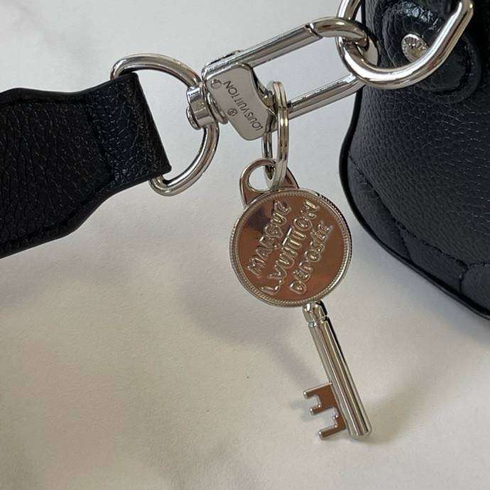 Túi vuông đeo chéo, cầm tay Louis Vuitton LV Đen trơn phối khóa kim loại Like Auth fullbox VTN