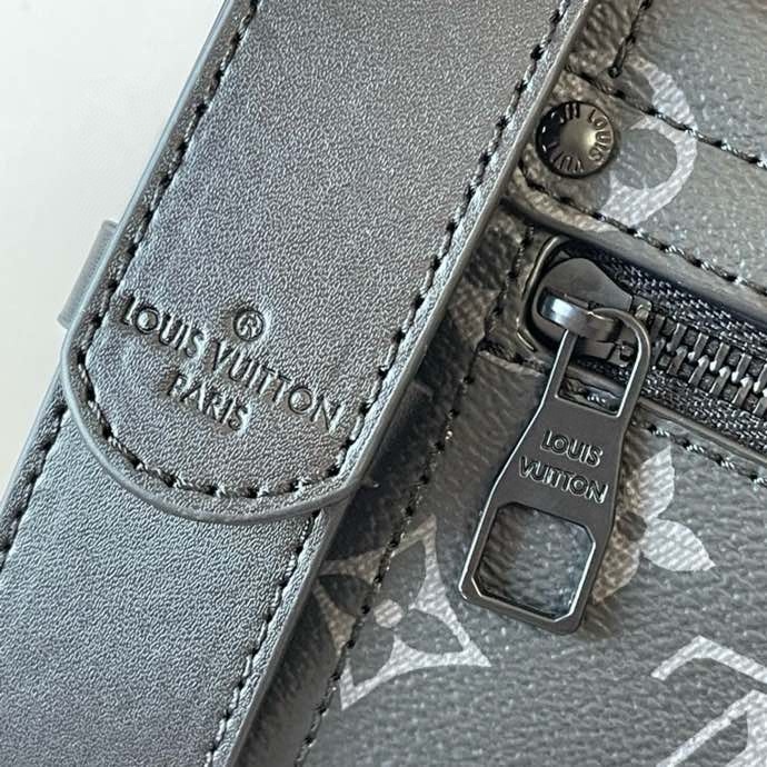 Túi vuông đeo chéo, cầm tay Louis Vuitton LV Đen họa tiết hoa vân logo phối khóa viền kim loại Like Auth fullbox VT