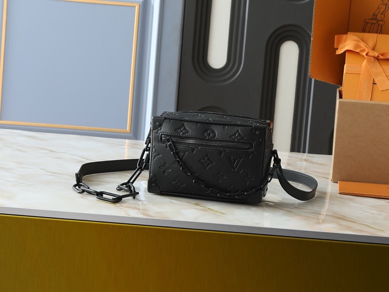 Túi hộp vuông đeo chéo Louis Vuitton LV Đen sần họa tiết hoa vân logo LV dập chìm phối xích Like Auth VTN