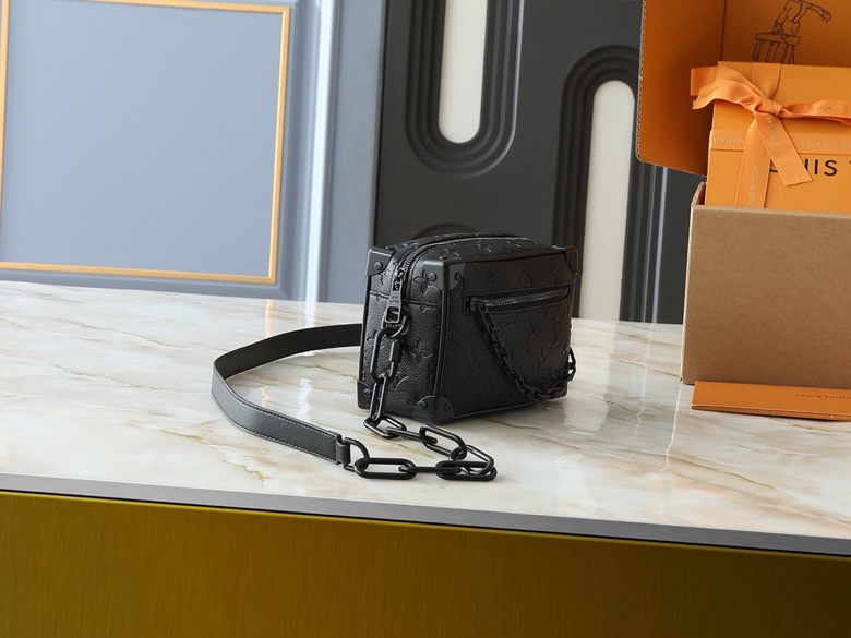 Túi hộp vuông đeo chéo Louis Vuitton LV Đen sần họa tiết hoa vân logo LV dập chìm phối xích Like Auth VTN
