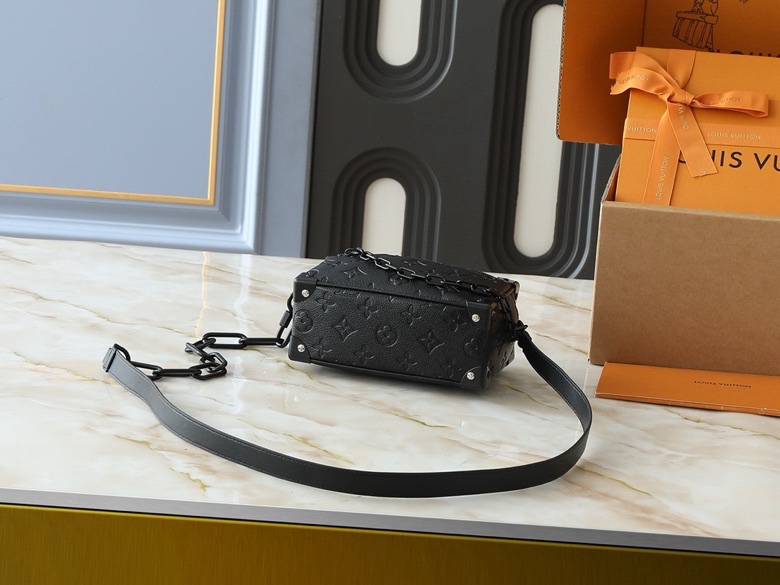 Túi hộp vuông đeo chéo Louis Vuitton LV Đen sần họa tiết hoa vân logo LV dập chìm phối xích Like Auth VTN