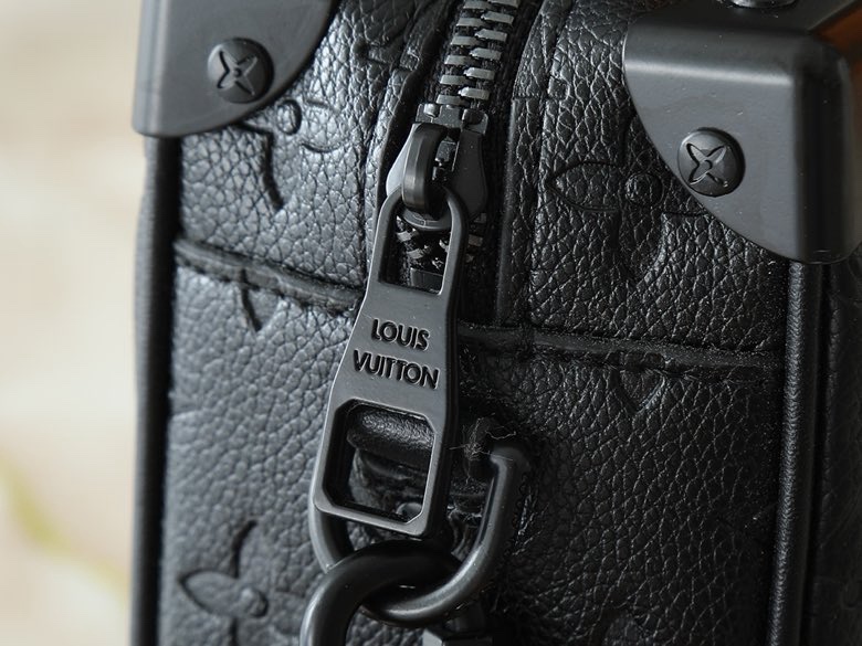Túi hộp vuông đeo chéo Louis Vuitton LV Đen sần họa tiết hoa vân logo LV dập chìm phối xích Like Auth VTN