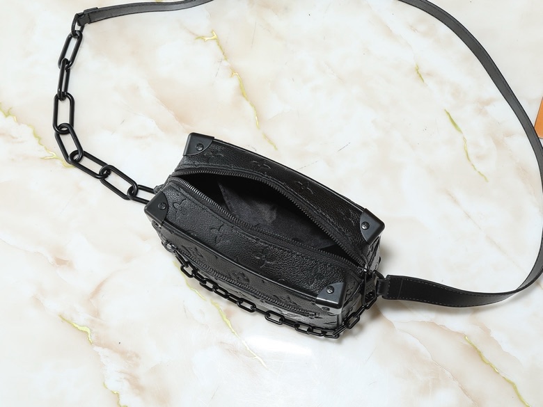 Túi hộp vuông đeo chéo Louis Vuitton LV Đen sần họa tiết hoa vân logo LV dập chìm phối xích Like Auth VTN