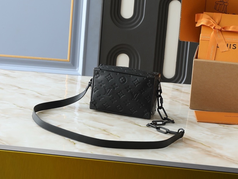 Túi hộp vuông đeo chéo Louis Vuitton LV Đen sần họa tiết hoa vân logo LV dập chìm phối xích Like Auth VTN