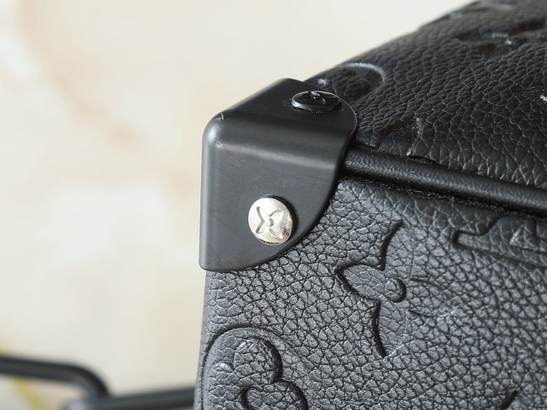 Túi hộp vuông đeo chéo Louis Vuitton LV Đen sần họa tiết hoa vân logo LV dập chìm phối xích Like Auth VTN