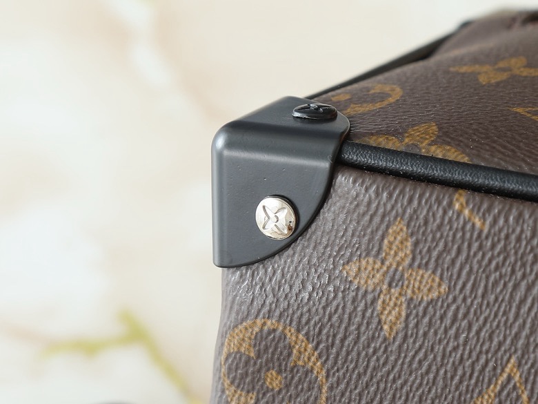 Túi hộp vuông đeo chéo Louis Vuitton LV Nâu đậm họa tiết hoa vân logo LV phối xích Cam Like Auth VTN