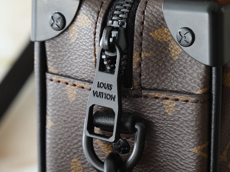 Túi hộp vuông đeo chéo Louis Vuitton LV Nâu đậm họa tiết hoa vân logo LV phối xích Cam Like Auth VTN