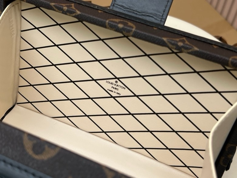 Túi vuông đeo chéo Louis Vuitton LV Nâu họa tiết hoa vân logo phối khóa Vàng Like Auth fullbox VTN