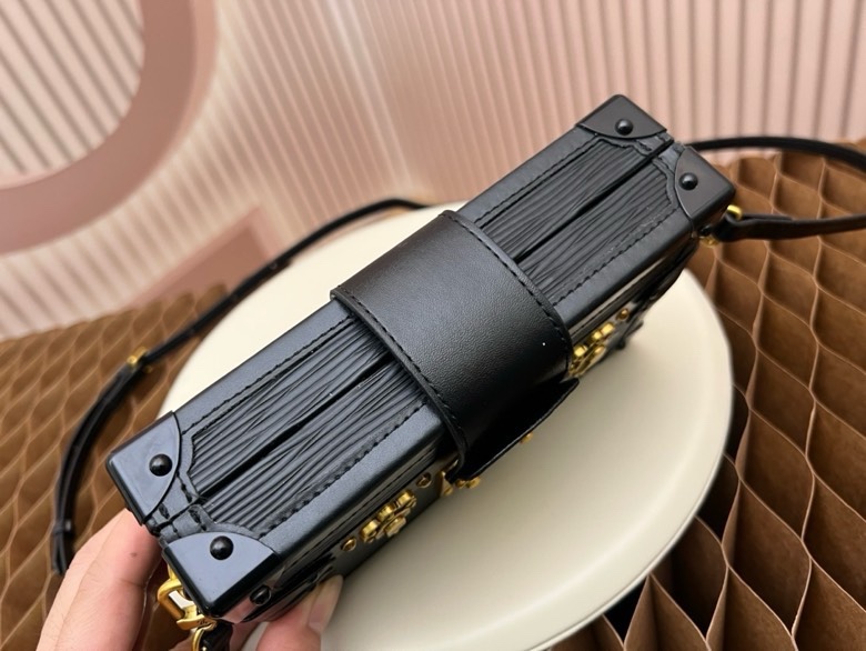 Túi vuông đeo chéo Louis Vuitton LV Đen phối khóa Vàng Like Auth fullbox VTN