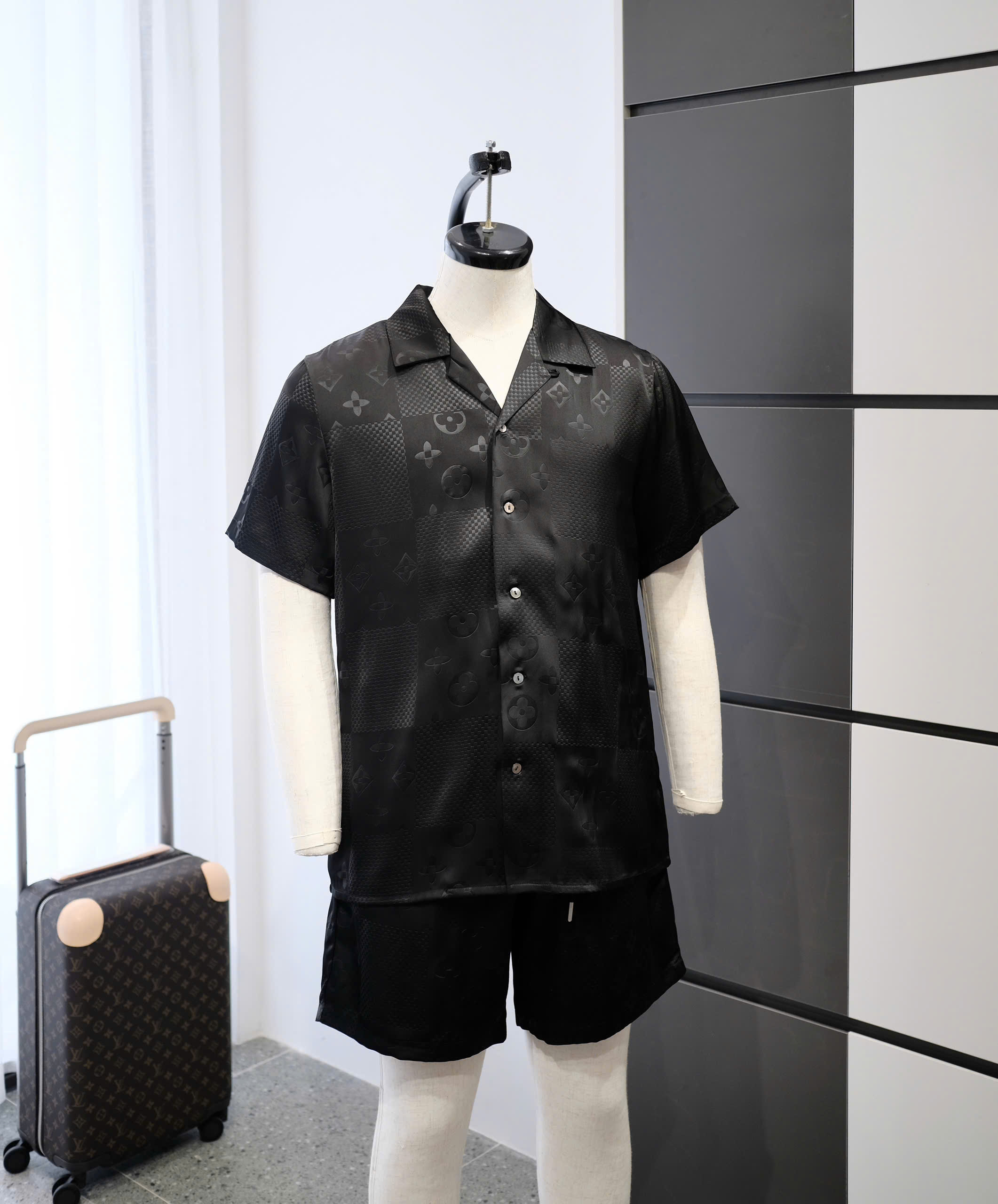 Bộ, set hè lụa Louis Vuitton LV Đen họa tiết caro phố hoa vân dập chìm Like Auth DDT