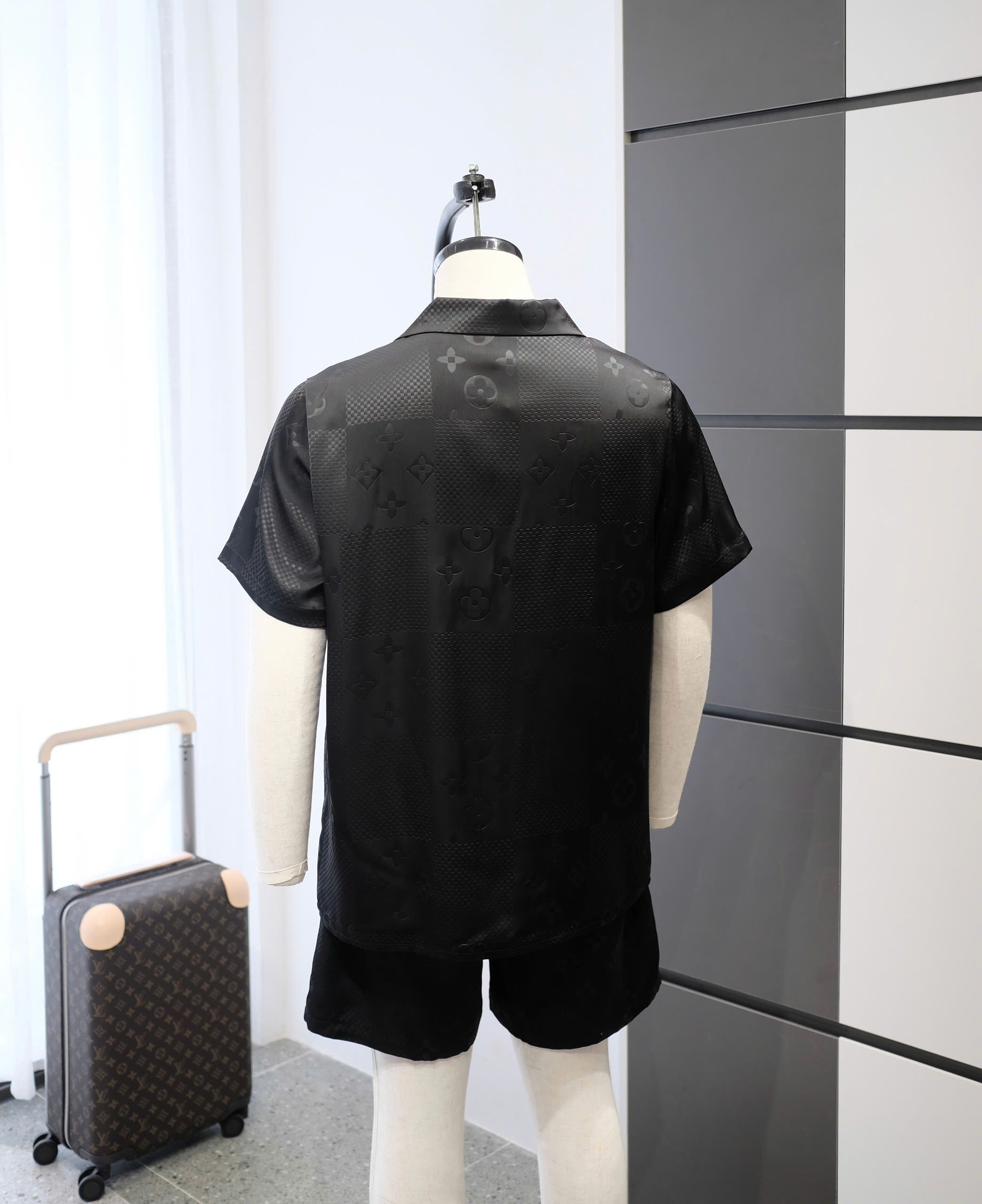 Bộ, set hè lụa Louis Vuitton LV Đen họa tiết caro phố hoa vân dập chìm Like Auth DDT