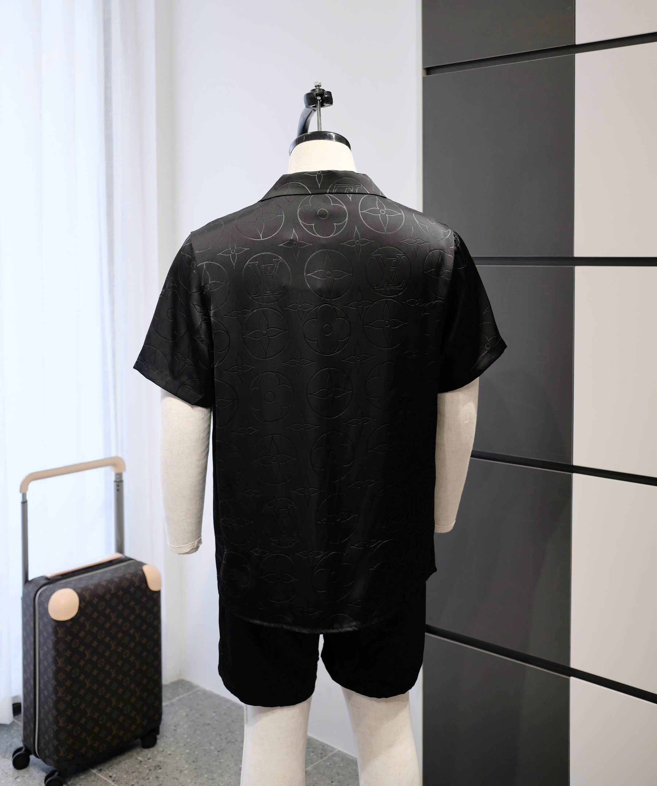 Bộ, set hè lụa Louis Vuitton LV Đen hoa vân logo dập chìm Like Auth DDT