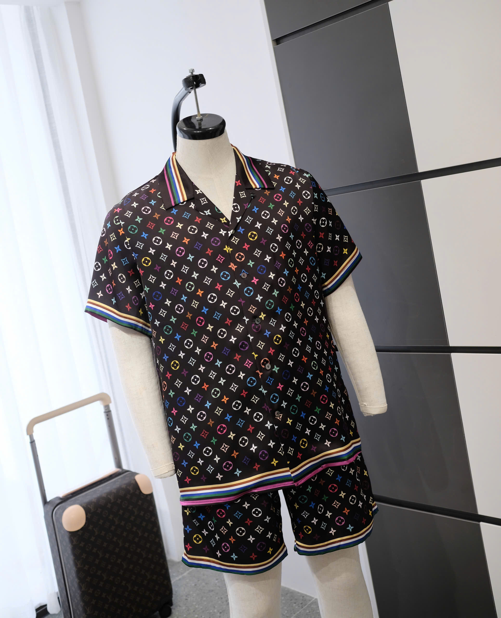 Bộ, set hè lụa Louis Vuitton LV Đen họa tiết hoa vân logo màu sắc Like Auth DDT