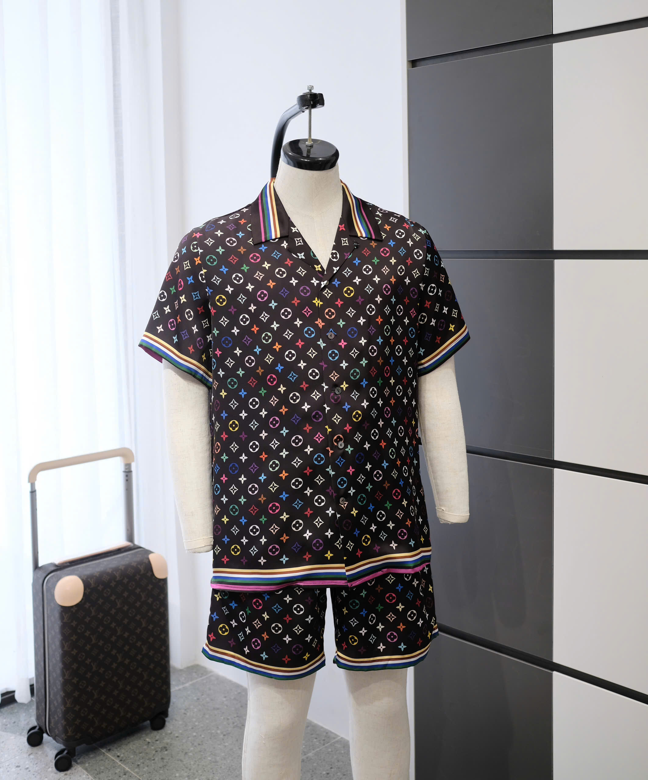 Bộ, set hè lụa Louis Vuitton LV Đen họa tiết hoa vân logo màu sắc Like Auth DDT