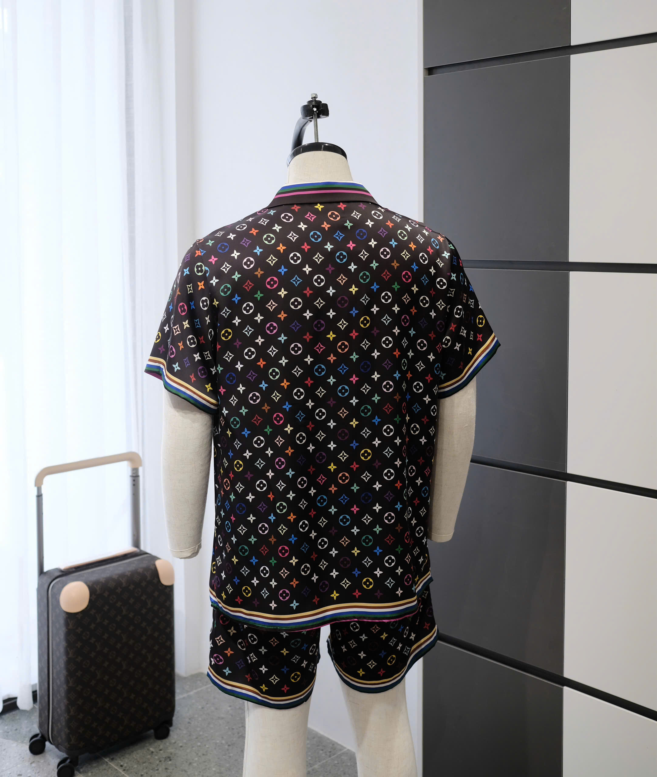 Bộ, set hè lụa Louis Vuitton LV Đen họa tiết hoa vân logo màu sắc Like Auth DDT