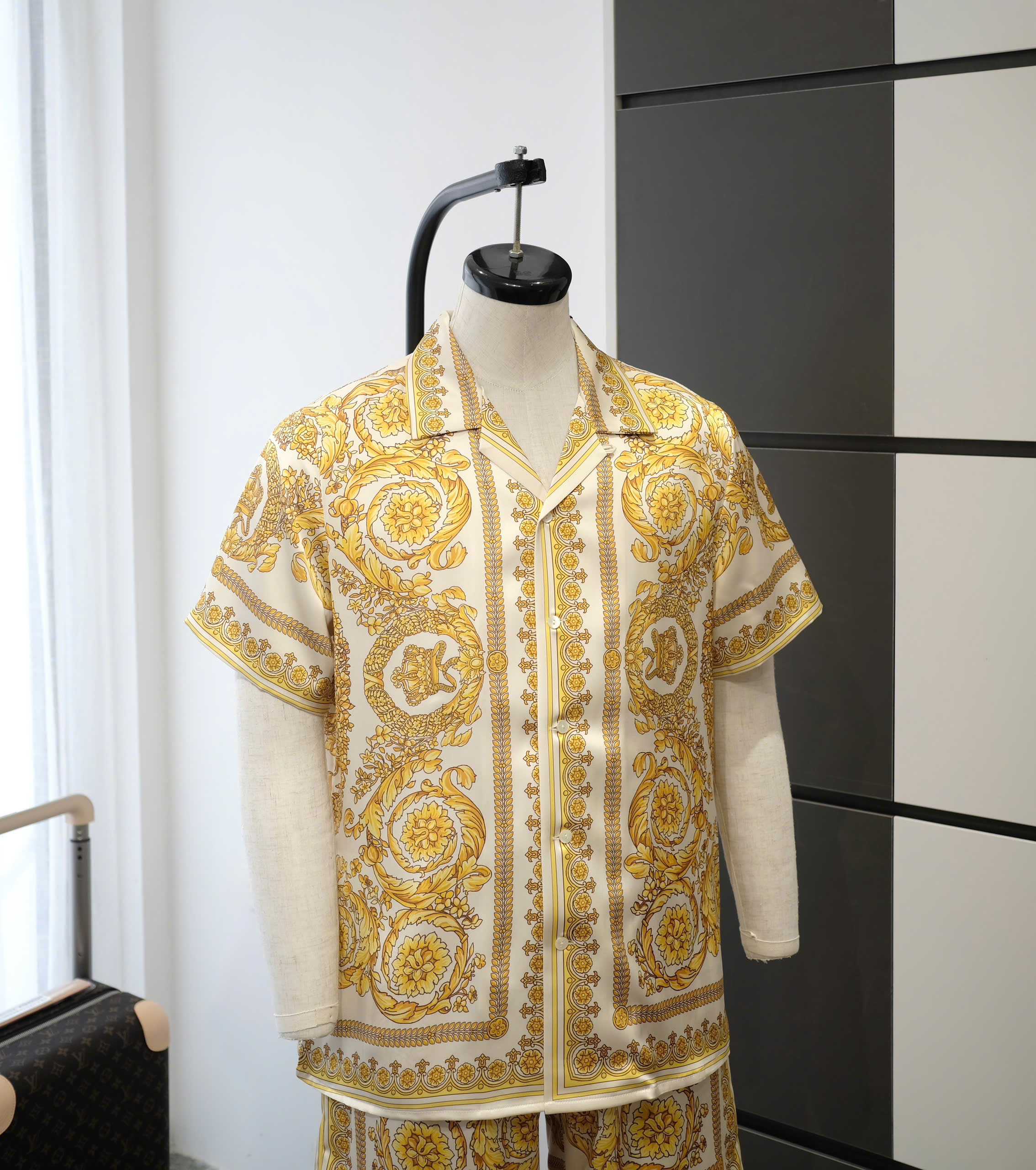 Bộ, set hè lụa Versace VS Trắng họa tiết hoa văn quý tộc Vàng Like Auth DDT
