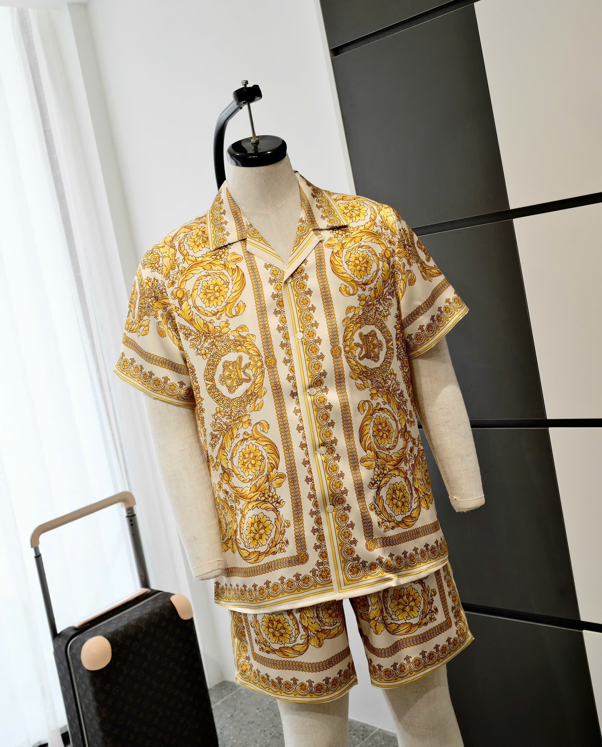 Bộ, set hè lụa Versace VS Trắng họa tiết hoa văn quý tộc Vàng Like Auth DDT