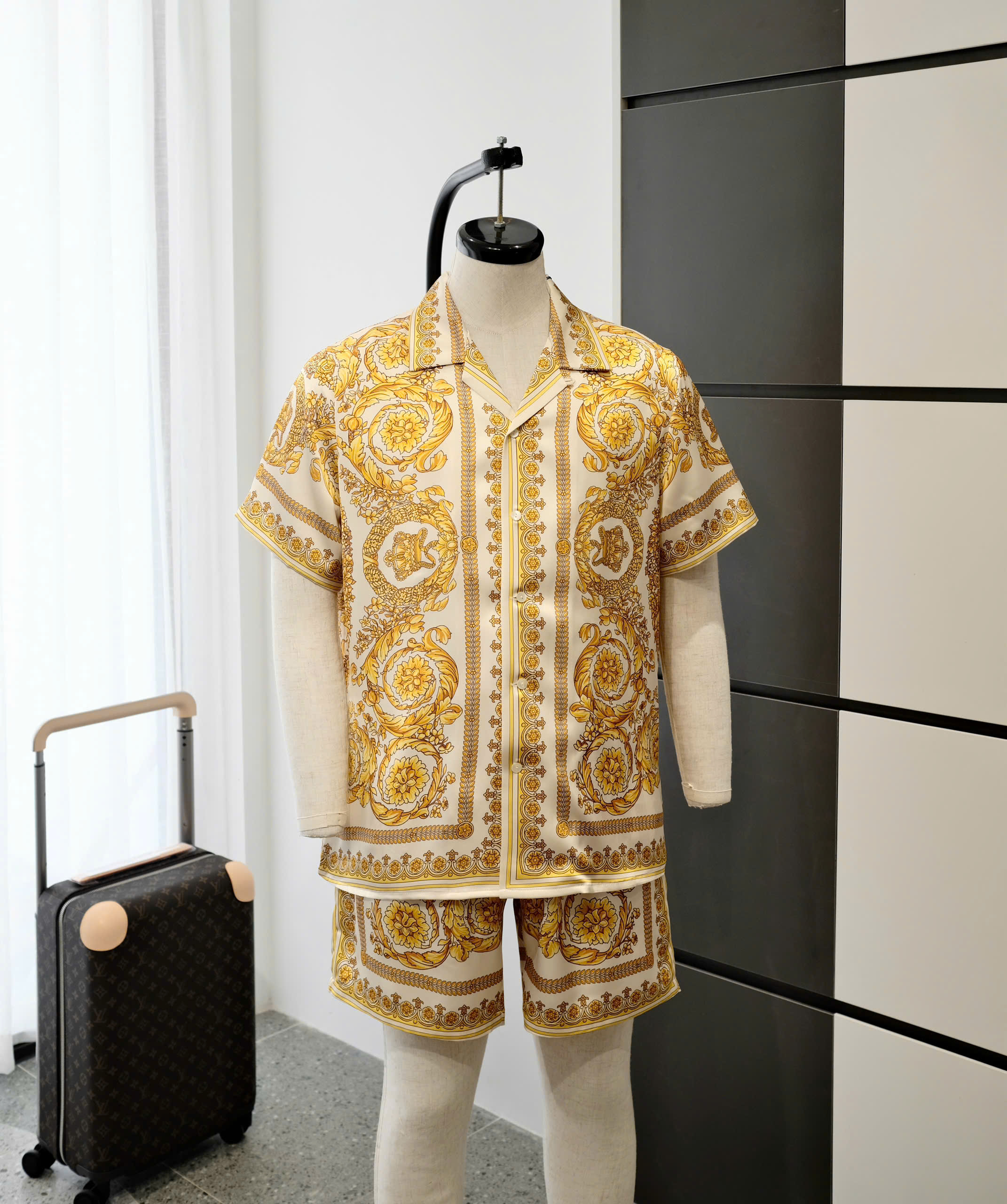 Bộ, set hè lụa Versace VS Trắng họa tiết hoa văn quý tộc Vàng Like Auth DDT