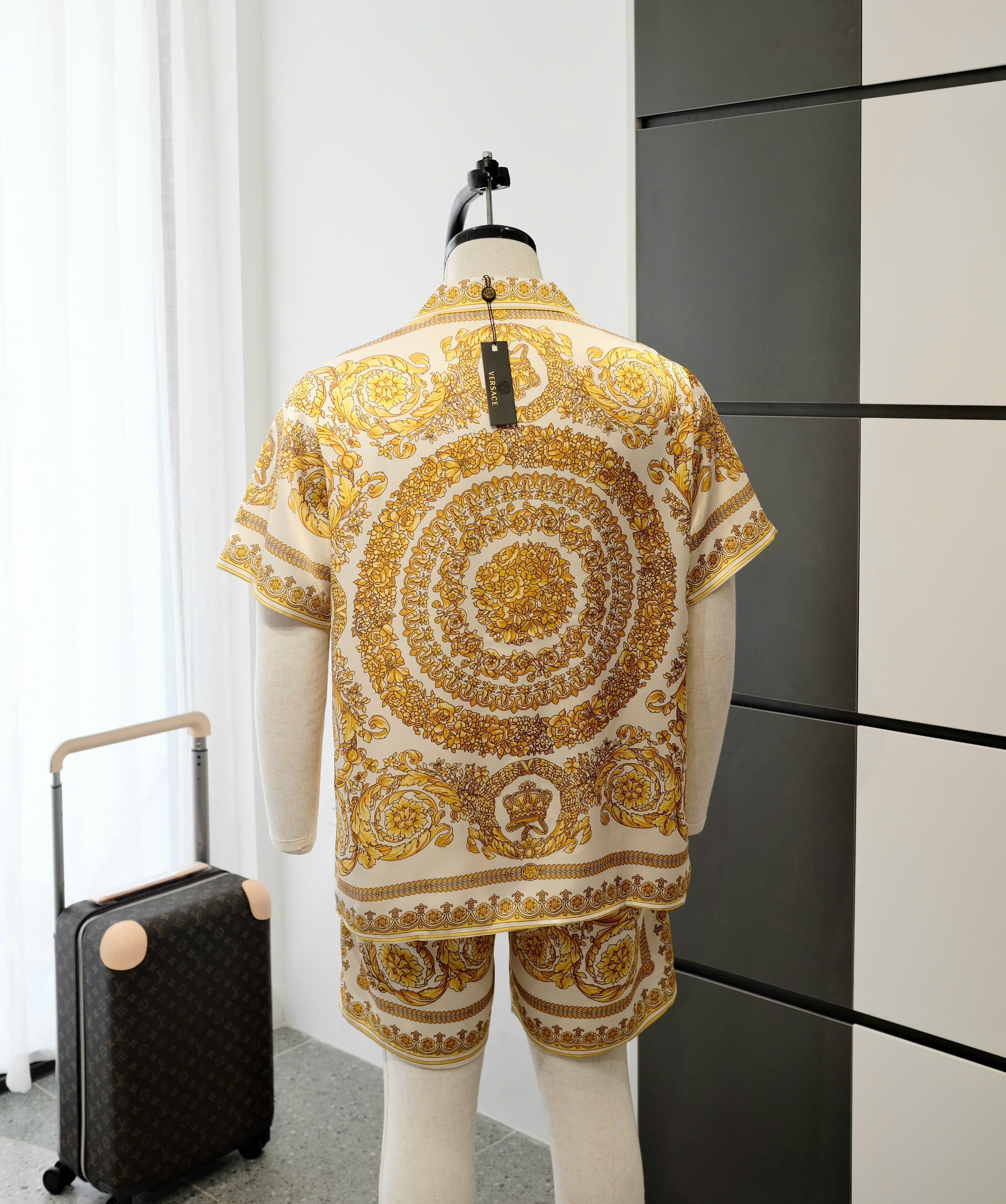 Bộ, set hè lụa Versace VS Trắng họa tiết hoa văn quý tộc Vàng Like Auth DDT