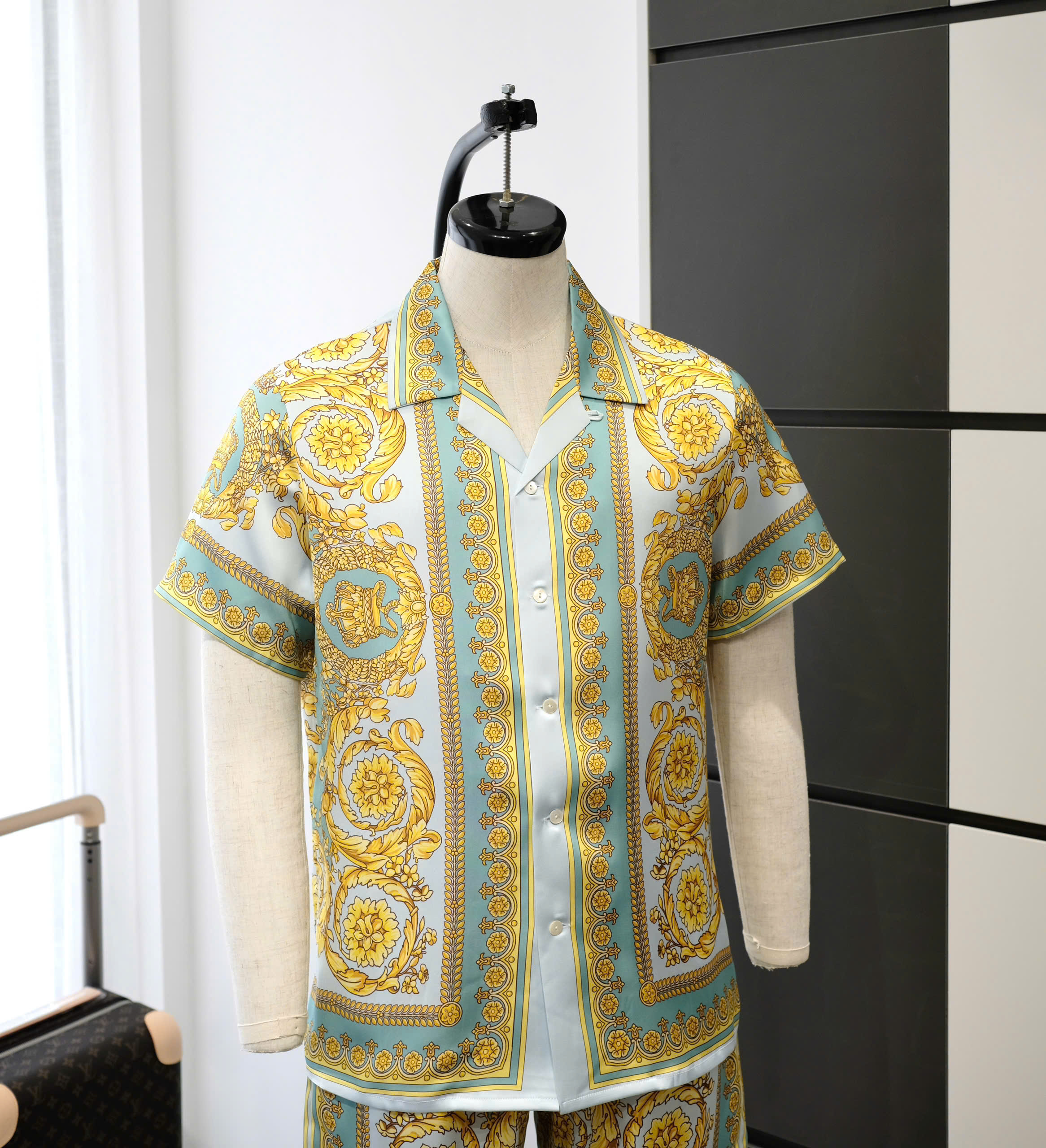 Bộ, set hè lụa Versace VS Trắng họa tiết hoa văn quý tộc Vàng phối Xanh Like Auth DDT