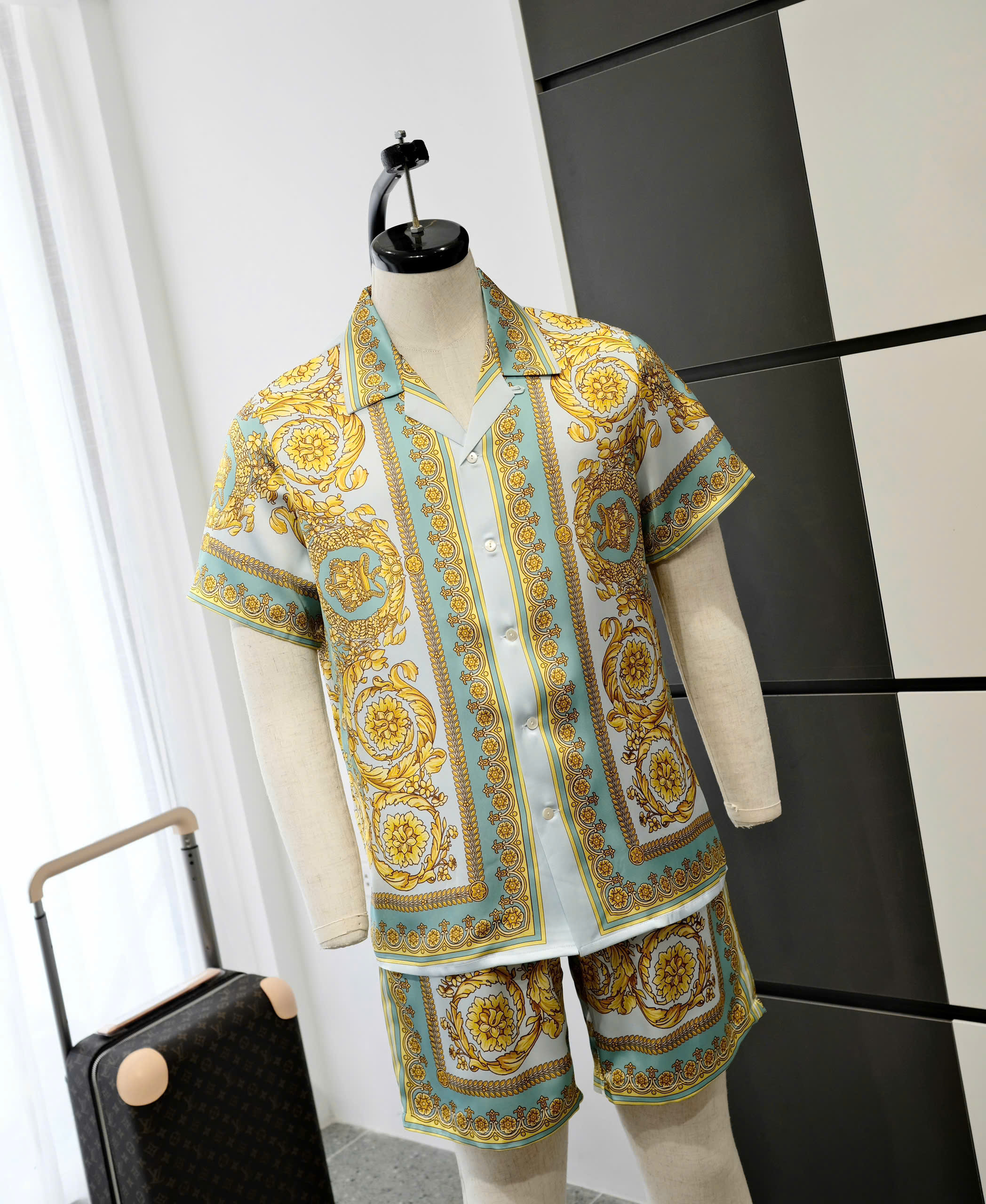 Bộ, set hè lụa Versace VS Trắng họa tiết hoa văn quý tộc Vàng phối Xanh Like Auth DDT