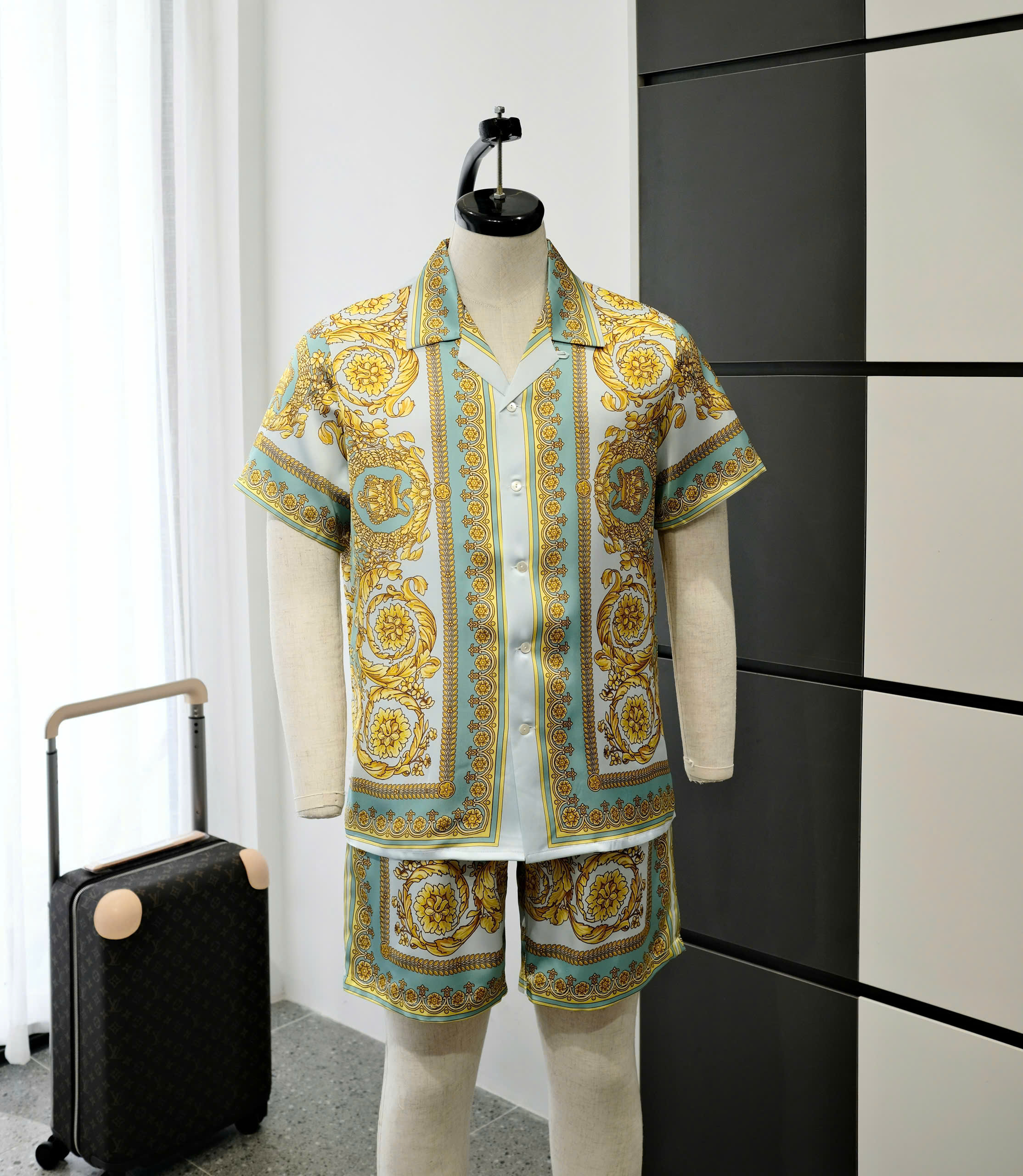 Bộ, set hè lụa Versace VS Trắng họa tiết hoa văn quý tộc Vàng phối Xanh Like Auth DDT