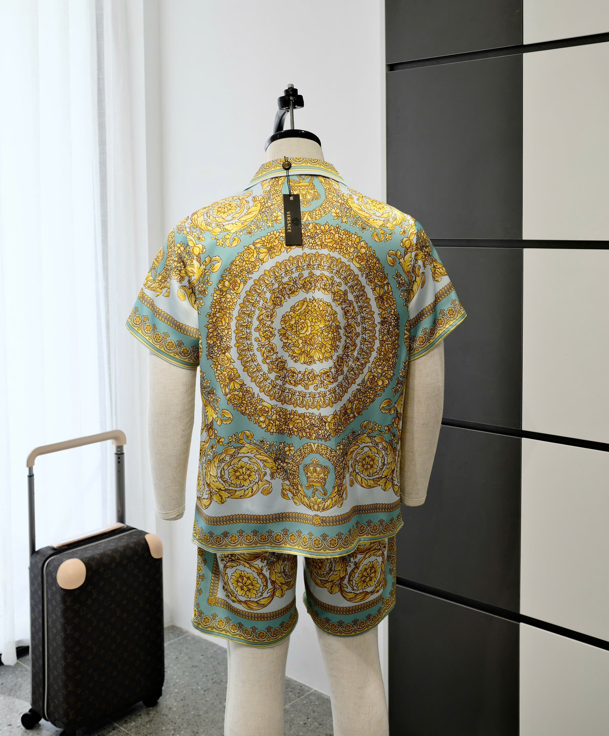 Bộ, set hè lụa Versace VS Trắng họa tiết hoa văn quý tộc Vàng phối Xanh Like Auth DDT